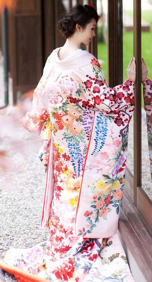 Юката (浴衣?)- японская одежда, повседневное летнее кимоно, обычно изготавливается из хлопка или синтетической ткани, без подкладки. Юкату носят как мужчины, так и женщины.-2