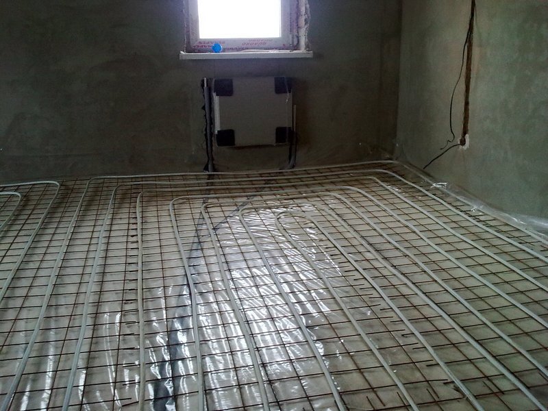 Тогда мы делали теплые полы на сетку. Сейчас трубы в основном скобами к утеплителю крепим