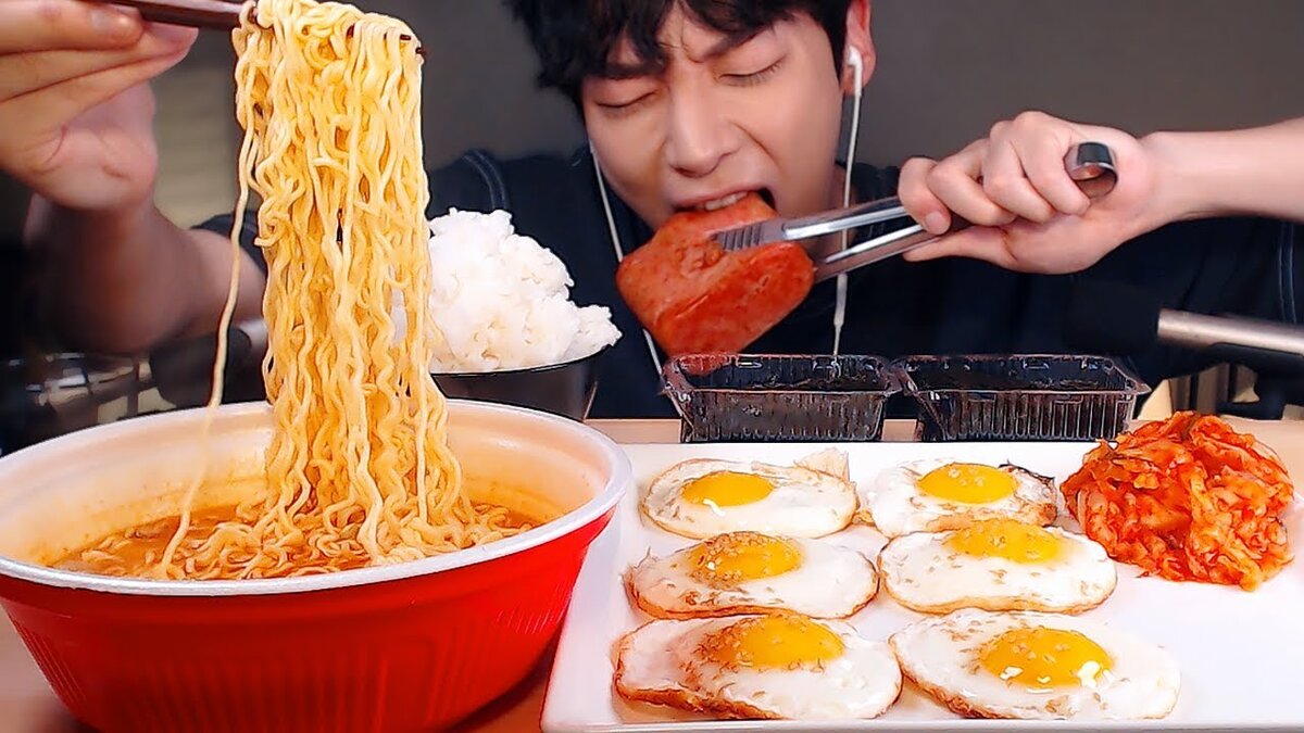 Зачем корейцы едят перед камерой?