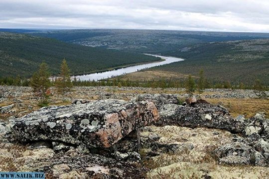 
 
Многие люди слышали про невероятное плато Путорана, которое находится в Сибири. Однако мало кому известно Анабарское плато, которое находится рядом с ним. Геологи считают, что это одна из древнейших структур, возраст которой больше 3 миллиардов лет. Оба этих огромных плато труднодоступны и поэтому мало изучены — практически только геологи их и исследовали. 

 
Редкие фотографии Анабарского плато поражают воображение и вызывают множество вопросов. Посмотрите внимательно на эти снимки — ученые считают, что это природные образования. Однако больше всего это похоже на разрушенный и опаленный город и остатки строений.

