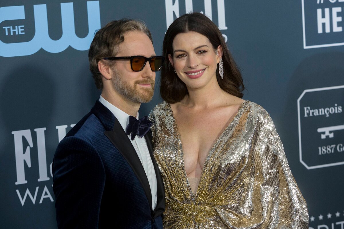 Энн Хэтэуэй и ее муж Адам Шульман. Фото: globallookpress