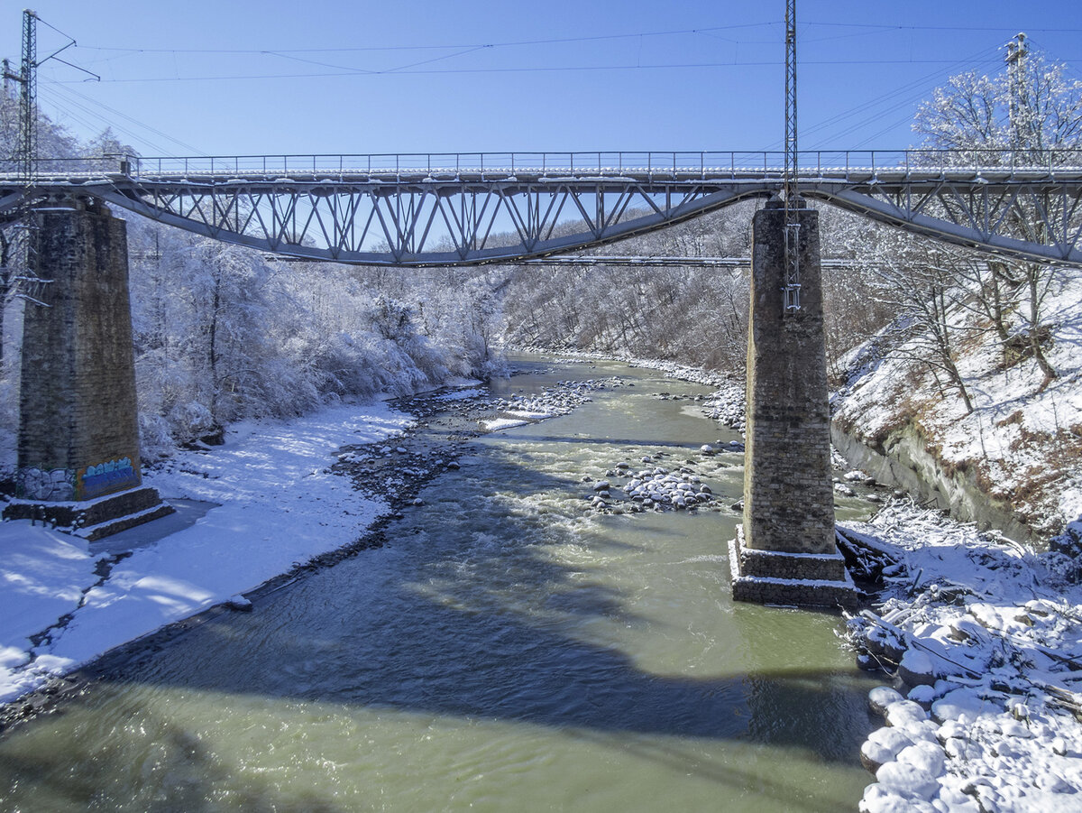 Ж/д мост через реку Белую, внизу аммониты. 1 февраля 2020 года, фото автора. 