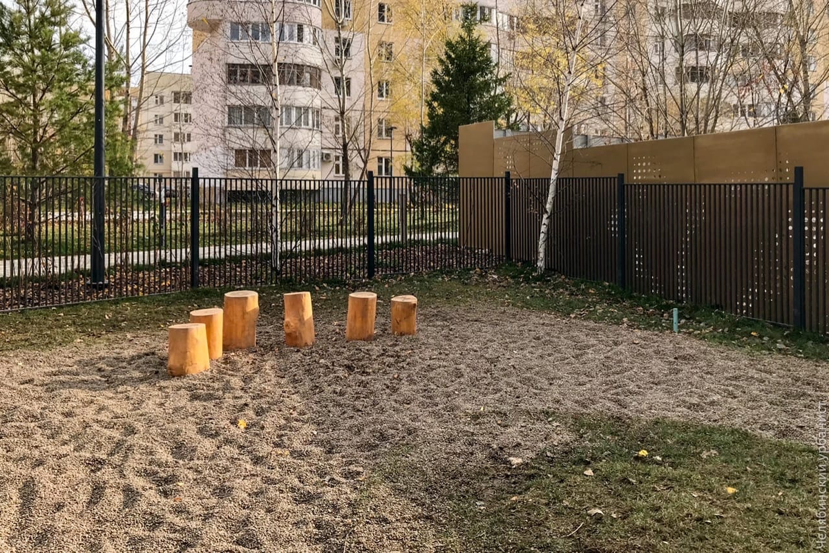 Где есть площадка. Собачья площадка Казань. Собачья площадка парк Гагарина Белгород. Собачья площадка Липецк. Парк Гагарина Белгород выгулочная площадка для собак