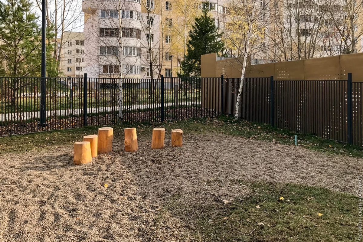 Ест площадка. Собачьи площадки в Екатеринбурге. Ограждения для площадок собак. Ограждение площадки для выгула собак. Казань площадка для собак.