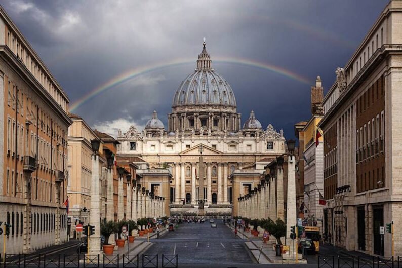 https://italiatut.com/wp-content/uploads/san_pietro_arcobaleno-794x529.jp