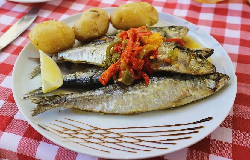 Португальская кухня – не приманка для туристов. Местные жители с удовольствием едят блюда из меню национальных ресторанов. Они ужинают вне дома или готовят их сами.-2