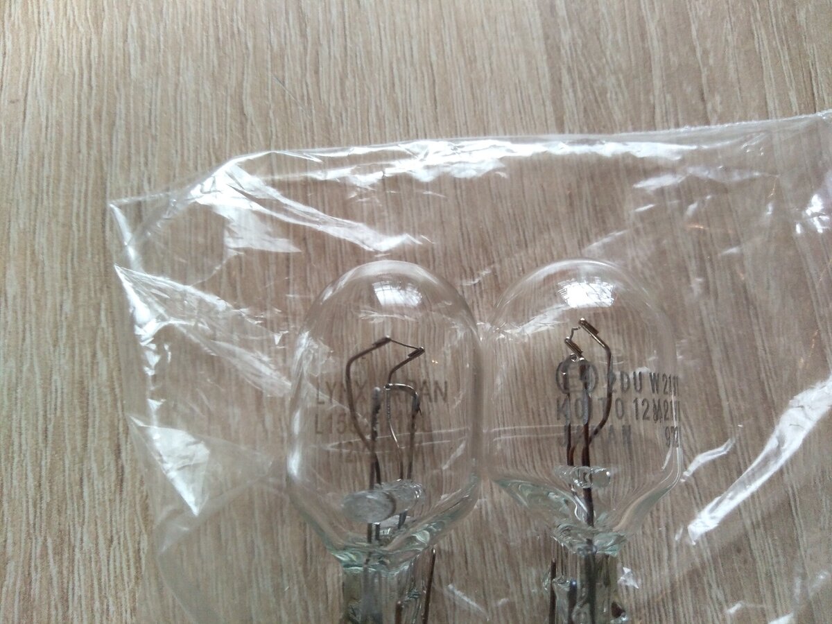 Слева Lynx (сгоревшая) справа Koito(новая), оде имеют надпись Japan( типо Япония). 