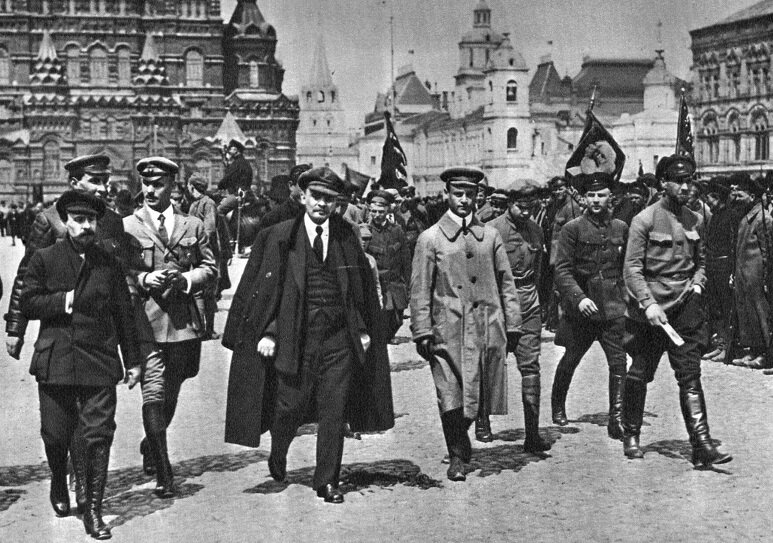 Перенос столицы в москву 1918. 1918 - советское правительство переехало из петрограда в москву. Почему ленин перенес столицу. Почему ленин перенес столицу. Почему ленин перенес столицу.