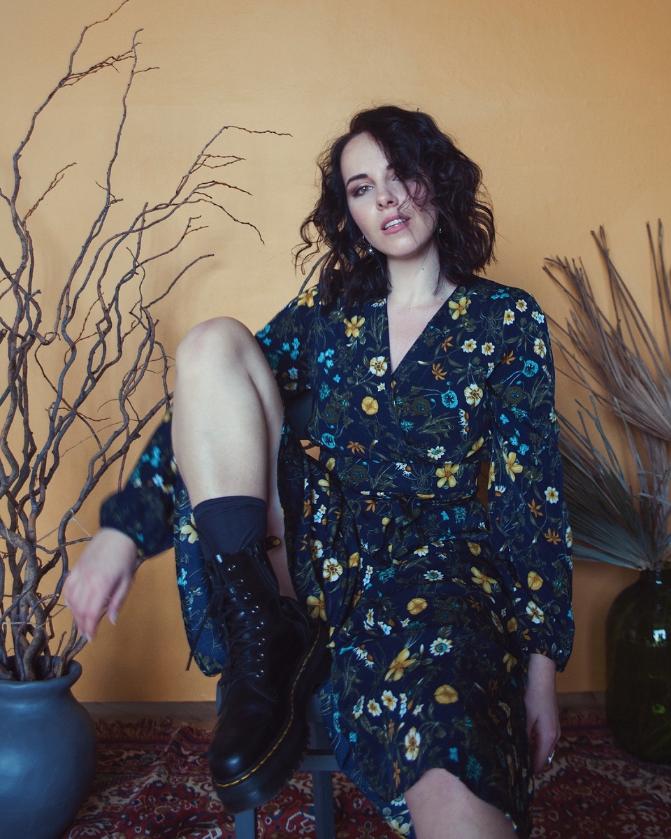 В марте будет год как мы арендовал помещение и создали нашу студию Lofka.
Это был не простой год. Я столкнулась с внутренними блоками, установками, страхами как в развитии бизнеса, так и в выстраивании отношений с людьми. Я проходила тренинги по личному делу, финансам, пересмотрела сотни интервью о пути к успеху. Были дни, когда я была на подъёме, и было очень много дней, когда все хотела бросить. Я очень благодарна людям, которые поддерживали меня и не давали опустить руки🙏
Что же ещё даёт мне силы двигаться дальше? 
Во-первых, понимание чего же я хочу. Точнее какой life style я хочу. У каждого он свой: работать удалённо на остовах или жить в центре Нью-Йорка, постоянно перемещаться по миру или обосноваться в одном месте, работать в команде или одному. Именно моё представление, как я хочу придаёт мне силы утром вставать и ехать в студию. Особенно в дни эмоционального провала я начинаю вспоминать свой "идеальный день".
Во-вторых, я осознала, что надо получать кайф от самого процесса движения к этому "идеальному дню". Я и раньше это знала, столько книг написано на эту тему. Но сейчас наиболее глубоко осознаю и чувствую как это)
И сюда же добавлю, я поняла, что сейчас у меня этап мастерства. Когда я приобретаю необходимые навыки в поиске нужных контактов, ведении переговоров, отработки новых моделей и многого другого. Без этого этапа не прийти в жизни мечты. Остаётся набраться терпения и просыпаться по утрам с улыбкой 😉
