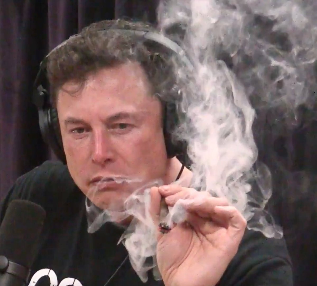 Илон Маск что-то курит. Фото из открытых источников