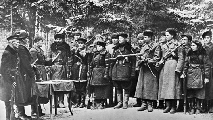 Партизанский отряд в лесу