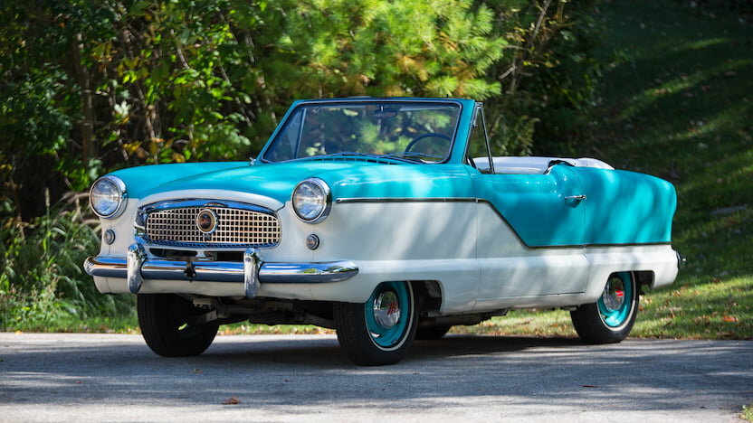 Вариации окраски Nash Metropolitan можно было увидеть самые разнообразные. В том числе и с двухцветной окраской, а также окрашенными в цвет кузова колёсными дисками. Другое что бросается в глаза - это обилие хромированных деталей в духе 50-ых.