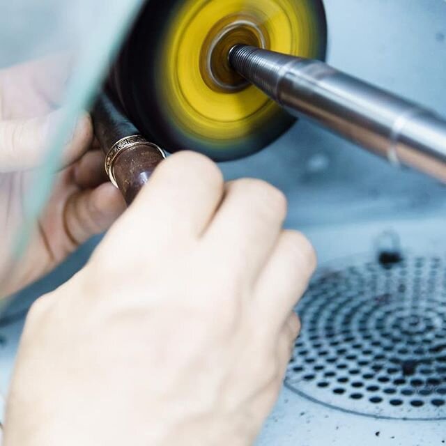 На фото в студии Kudrin Jewelry мастер полирует колечко