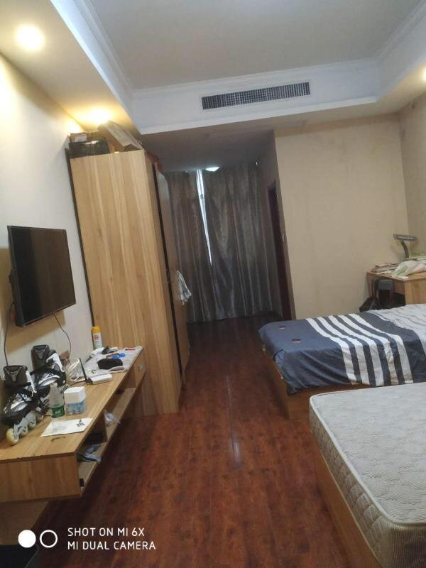 Комната девчонок, одна еще не приехала. Возле второй кровати в углу такой же стол с лампой, а между кроватями тумбочка.