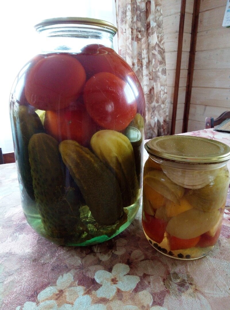 Вкуснятина...Ассорти и помидоры дольками.