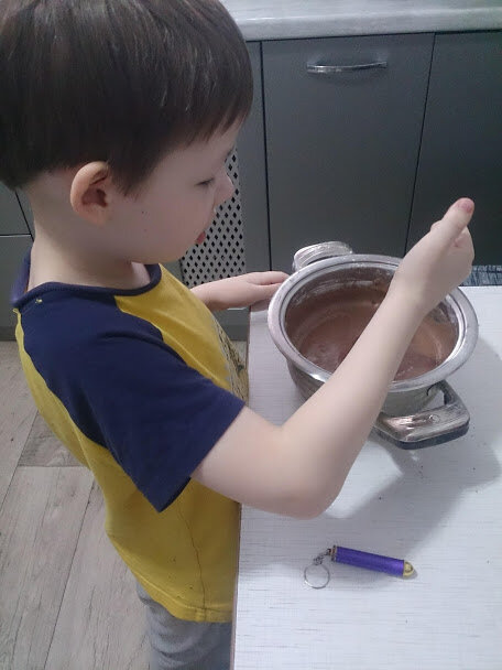 Фото автора. Добавляем негашеную соду, просеянное через ситечко какао и муку и тщательно перемешиваем до однородной массы.