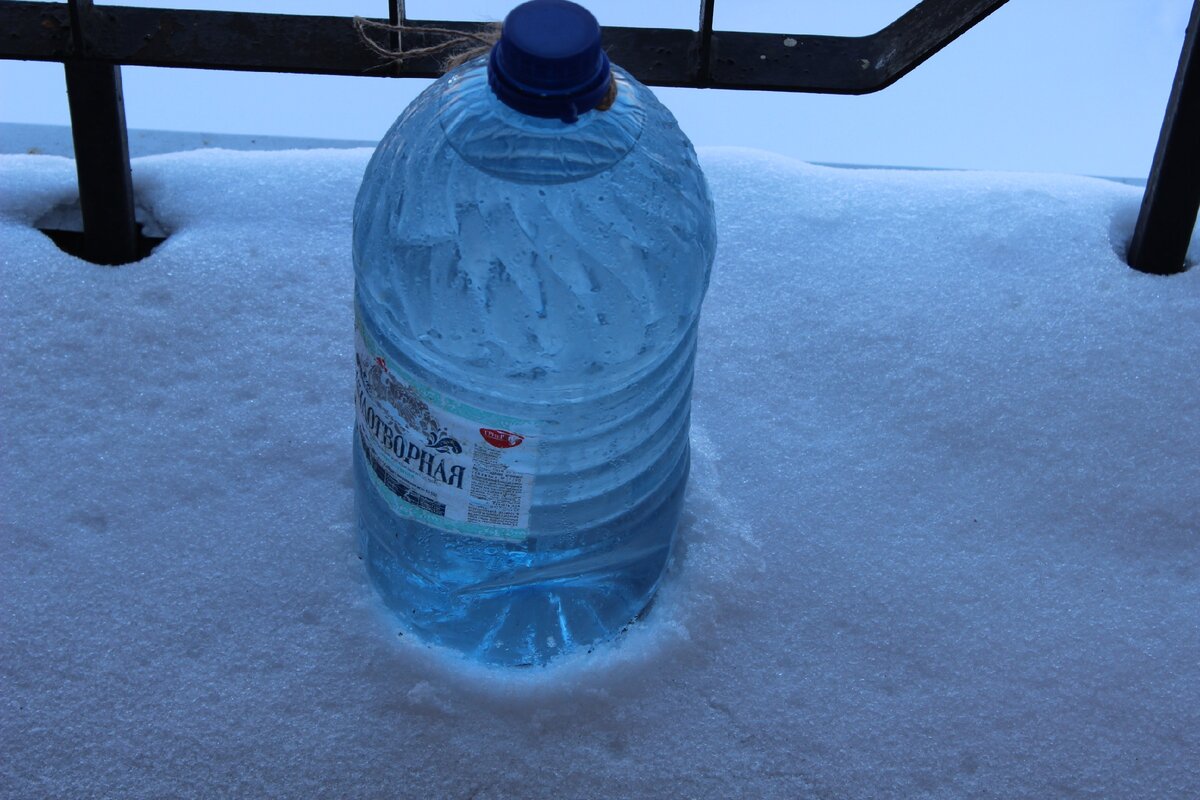 Замороженная вода для питья. Вымораживание воды. Замороженная вода. Замораживание воды для очистки. Метод вымораживания воды.