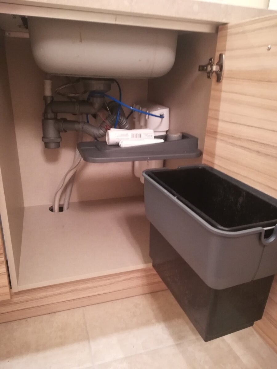 Лучше просто ставить компактное ведро в данное пространство... 