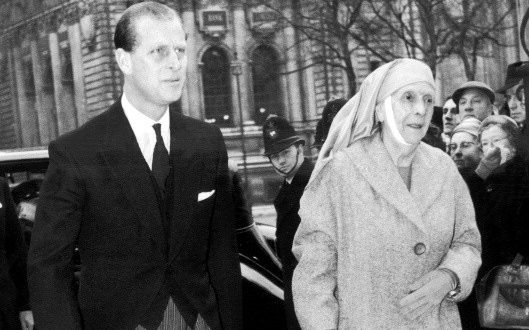 Принц Филипп с матерью