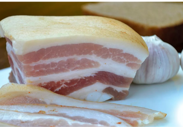 Для начала нужно выбрать сало. Сало должно быть свежее с прослойками мяса.