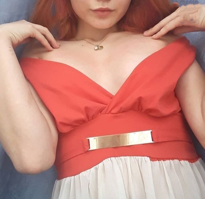 19. Нашли у одной пользовательницы "ВКонтакте" вот такую фотографию, где она поздравляет мальчиков с 23 февраля. Она б ещё полностью разделась!