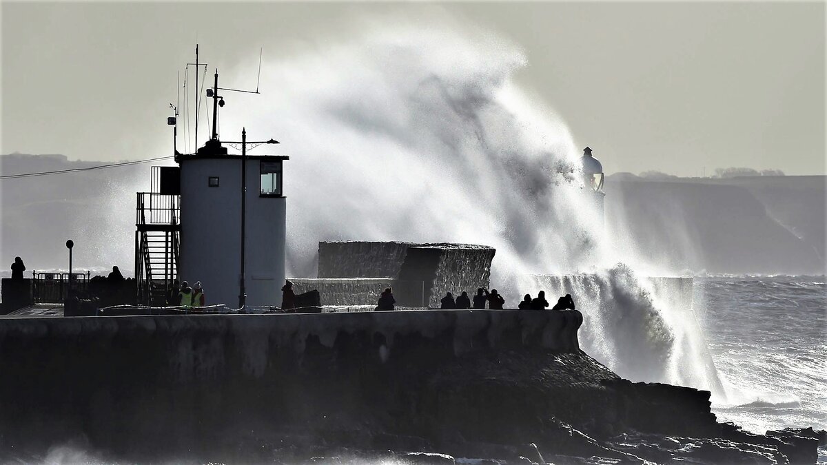 Мощный шторм. Великобритания шторм разрушения. Сильнейшие штормы Соединенного королевства. Маяк в шторм Порто.
