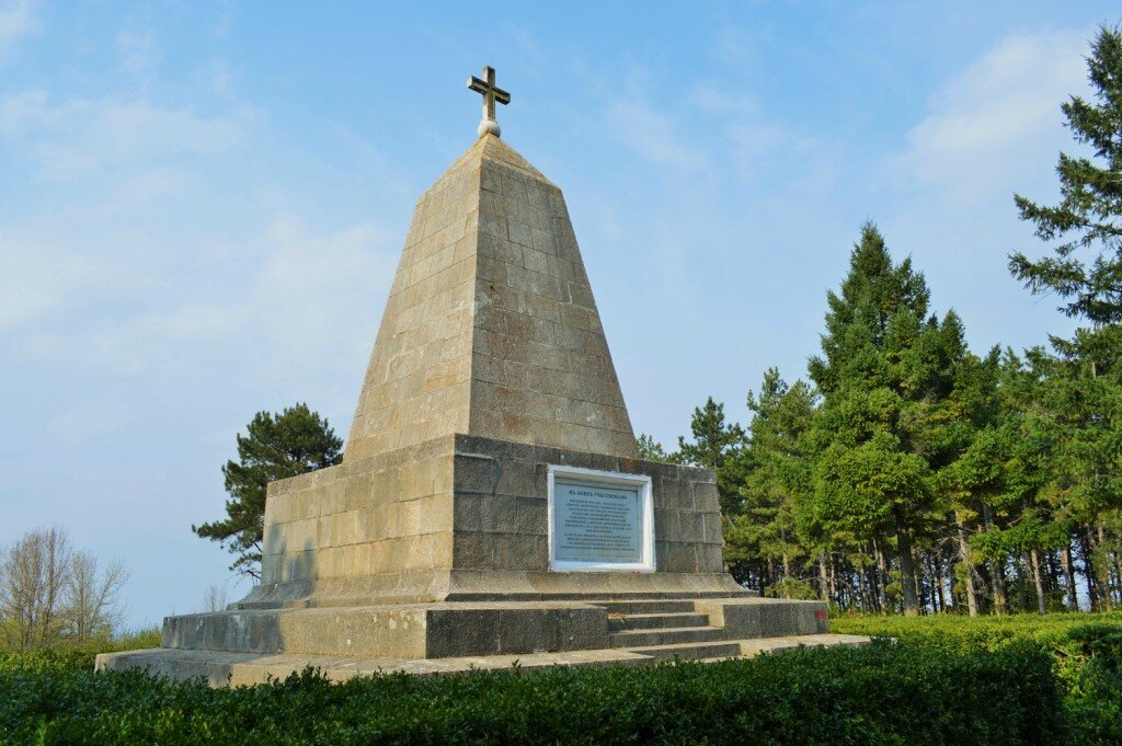 Русский памятник. Памятник русским воинам в Болгарии. Памятник советским воинам в Болгарии. Памятники русским солдатам русско-турецкой войны в Болгарии. Памятник русско турецкой войне 1877-1878.