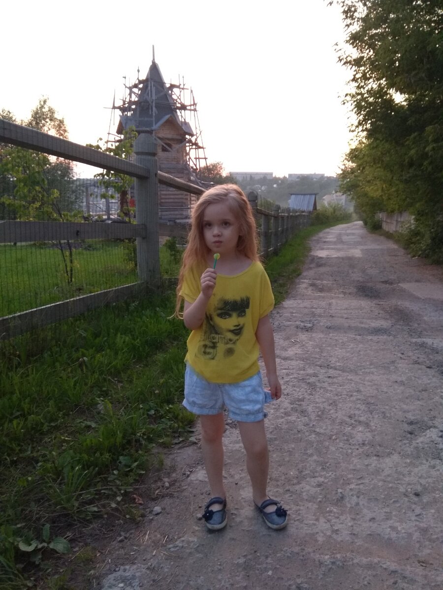 Меня зовут Аня. У меня ЗПР, но я счастлива и собираюсь в обычную школу! Шанс всегда есть! Я буду здорова!