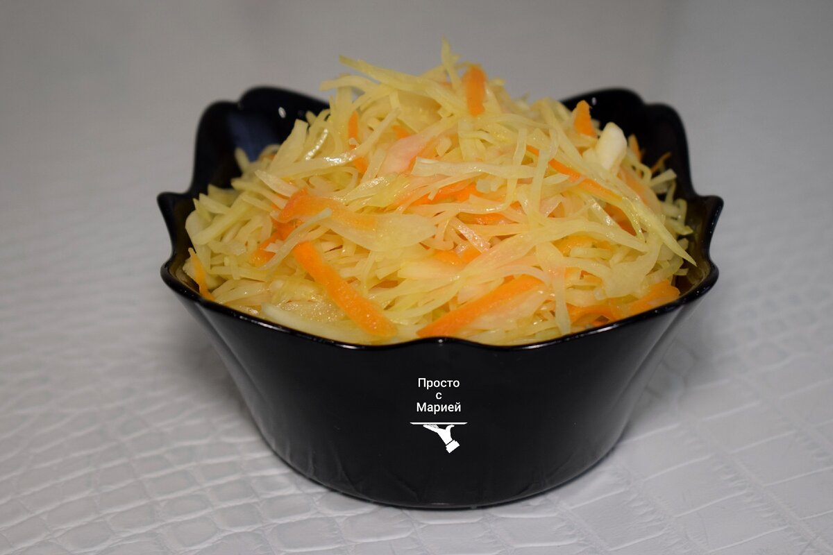 Салат, приготовленный по такому рецепту, получается хрустящим, с приятными кисло-сладкими нотками! Обязательно попробуйте! 