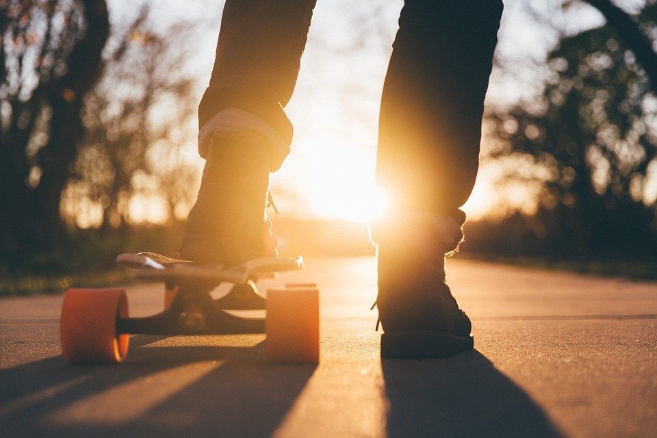 https://cdn.pixabay.com/photo/2016/11/29/13/08/skateboard-1869727_960_720.jpg