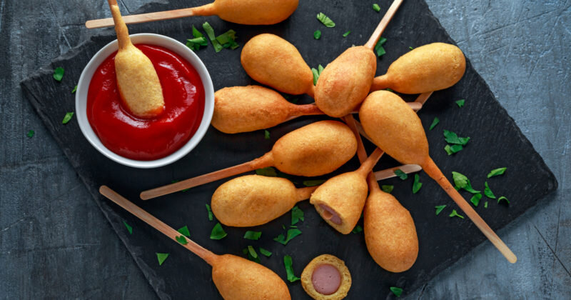 Сосиски в кляре. Иллюстрация с сайта https://smak.ua