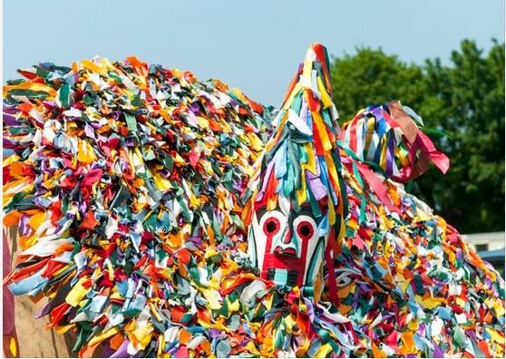 Пестрая потешная лошадка — одна из ключевых участников охоты на Графа. Фото: Rob Tibbles