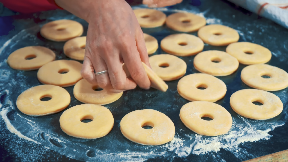 Как приготовить вкусные пончики с шоколадной глазурью
