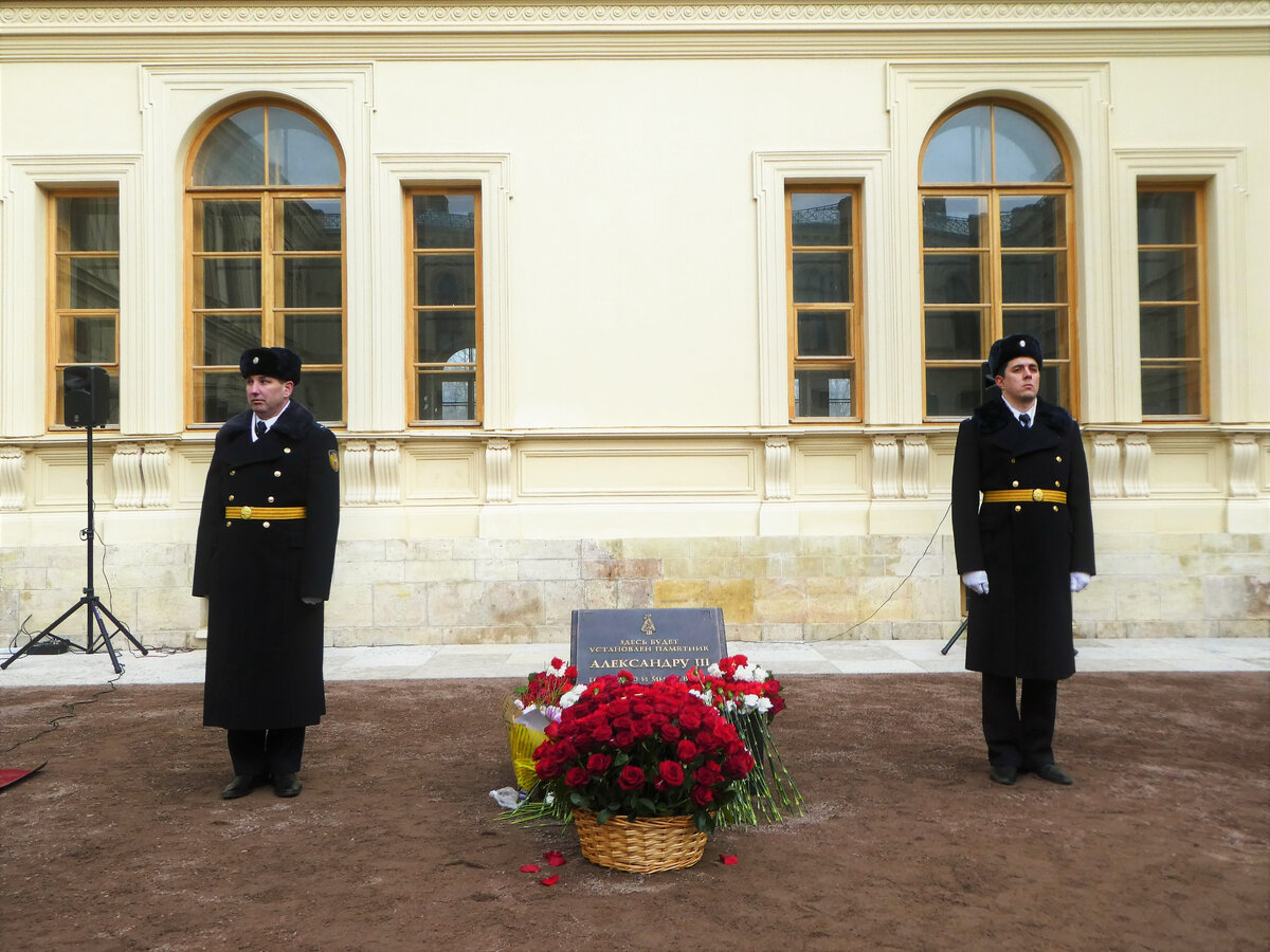 Церемония открытия закладного камня на месте памятника Александру III