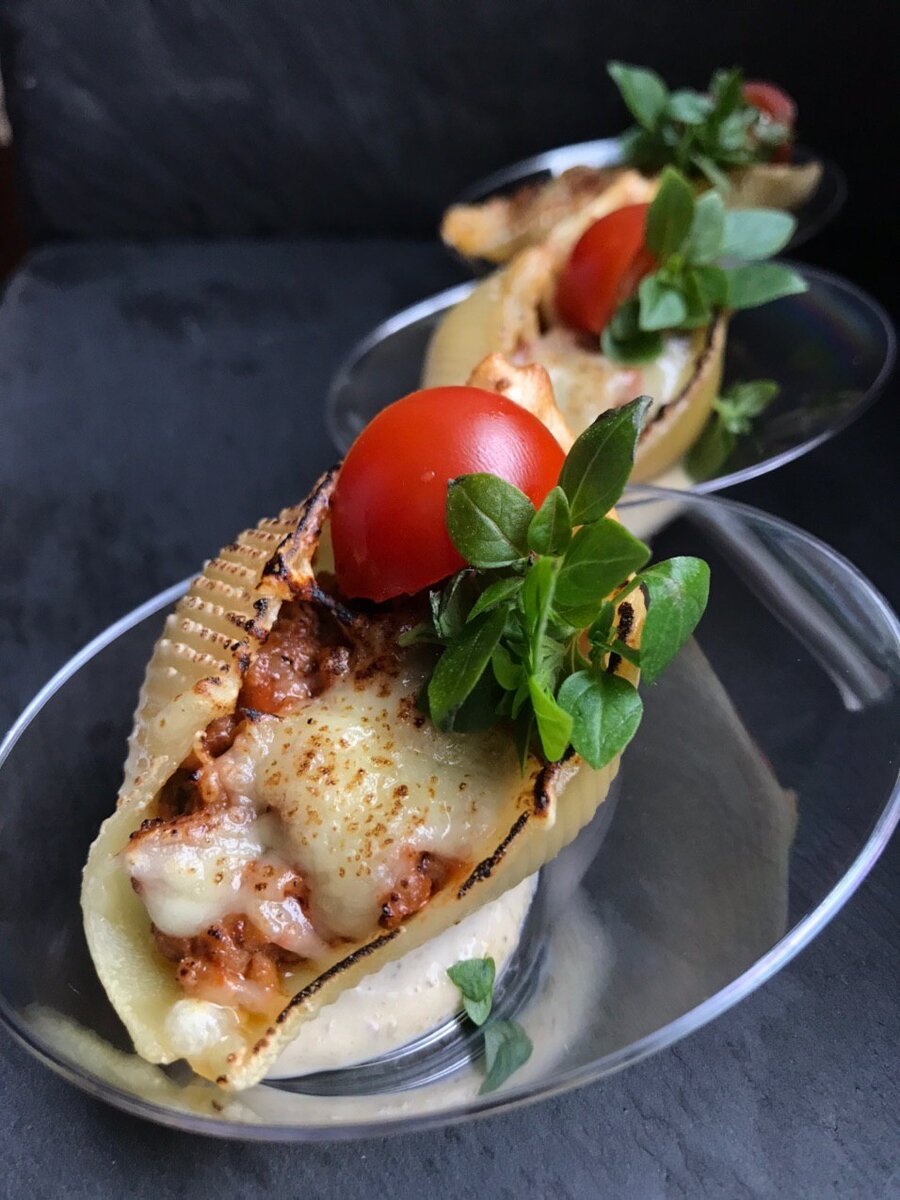 Конкильони болоньезе с сырным соусом