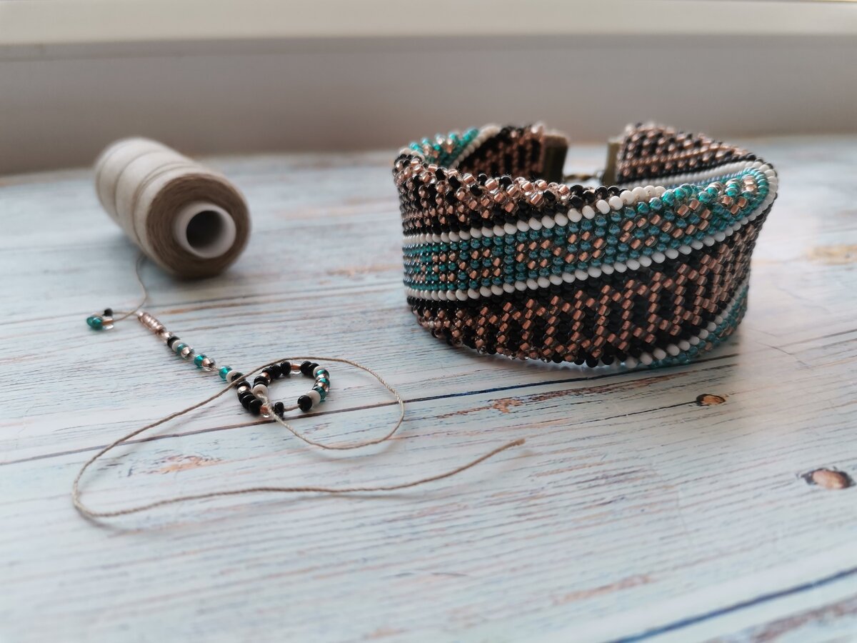 Жгут-браслет из бисера для подруги.