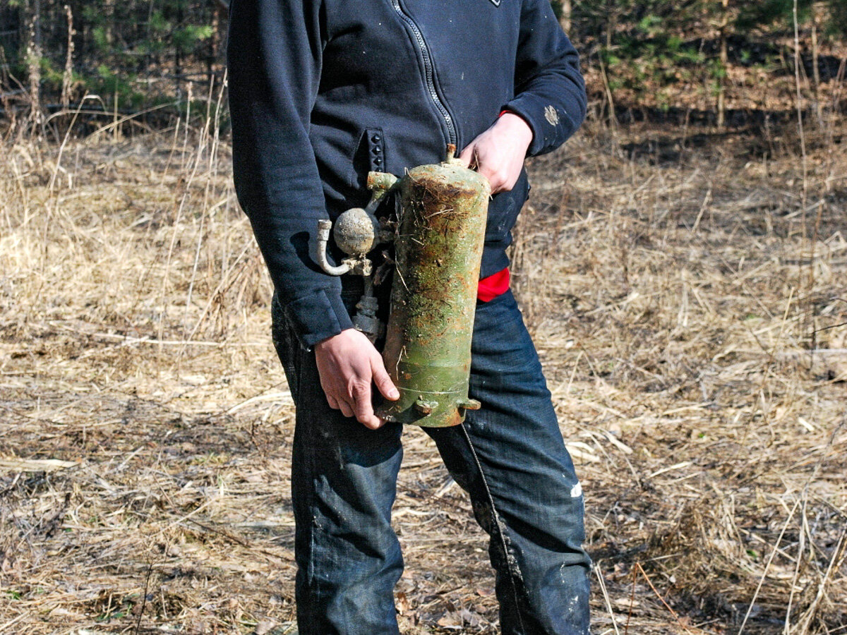 Неожиданная находка от снаряда (или ракеты) в лесу ???