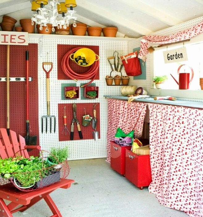 
Перфорированные панели в сарае. | Фото: Best Home Decorating Ideas.
Если вы хотите навести порядок в своем сарае, воспользуйтесь перфорированными панелями. Прикрепите их к одной из стен сарая и с помощью крючков крепите на них садовый инвентарь и прочие дачные принадлежности.

