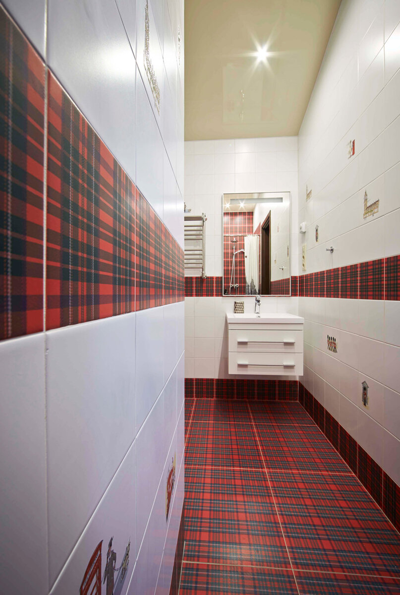 Гостевой санузел (4,6 кв. м.) со встроенной душевой кабиной в коттедже. Фото из портфолио дизайнеров Андрея и Екатерины Андреевых.