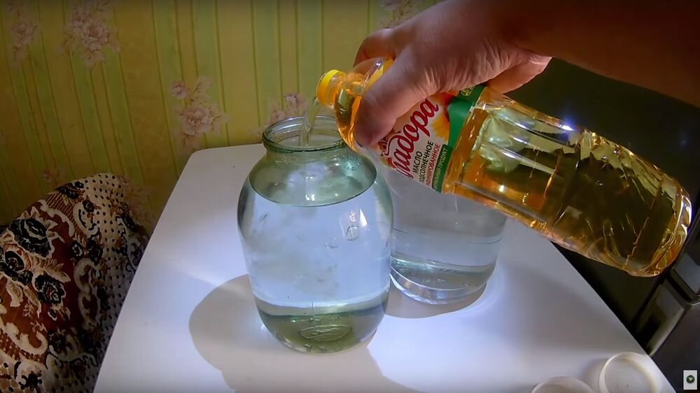 Чем очистить самогон. Растительный очиститель самогона. Очистка спирта самогона. Очищение подсолнечным маслом. Масла в самогоне