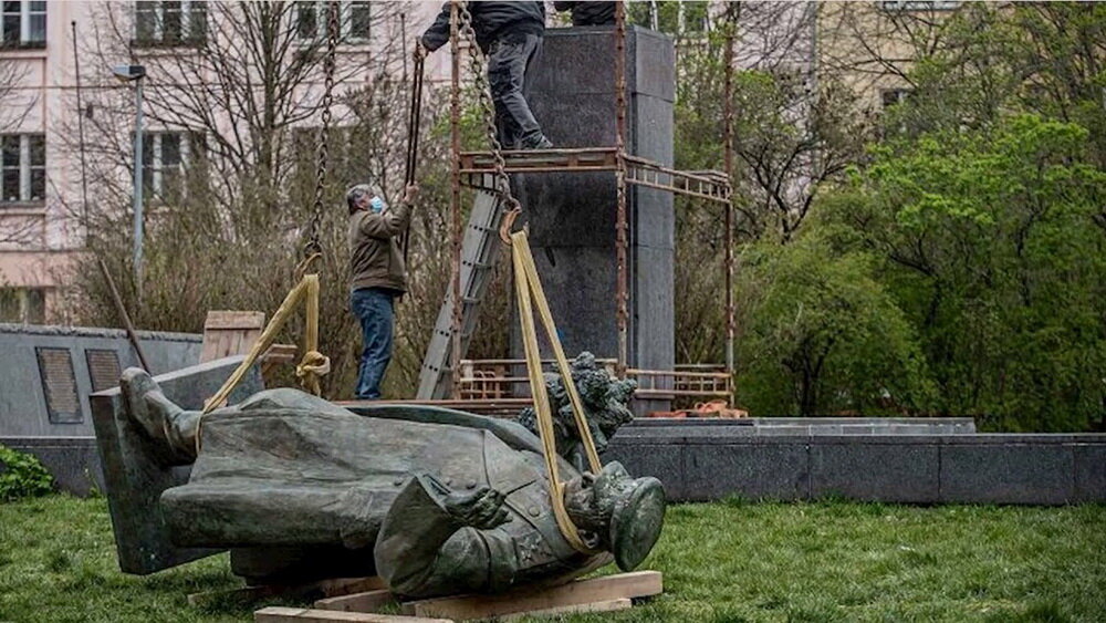 Конев с петлей на шее.