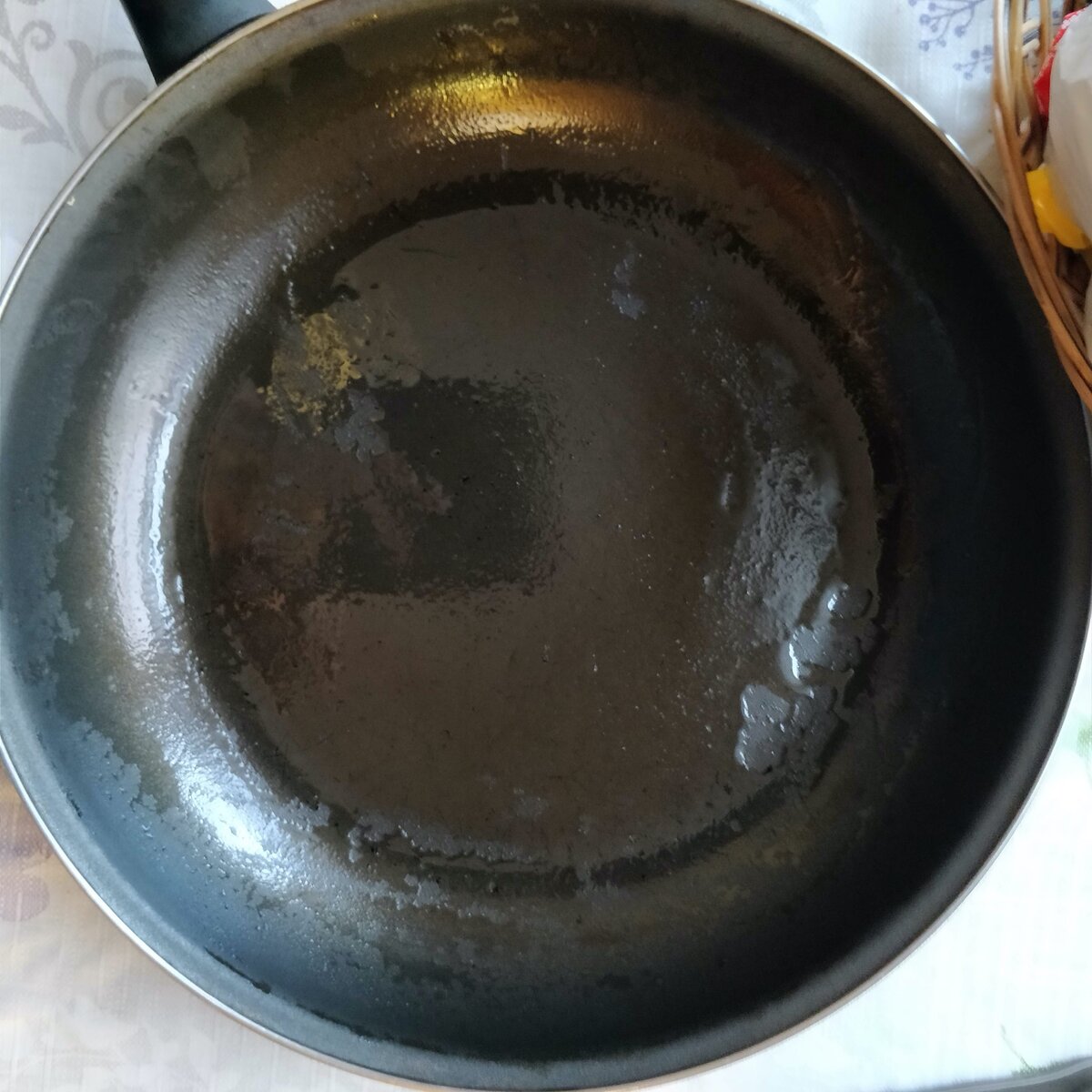 Масло растительное налить  не много  на сковороду  .