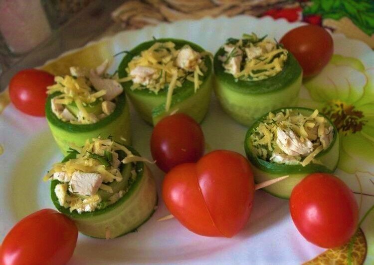 Роллы, это всегда вкусно и сытно. 