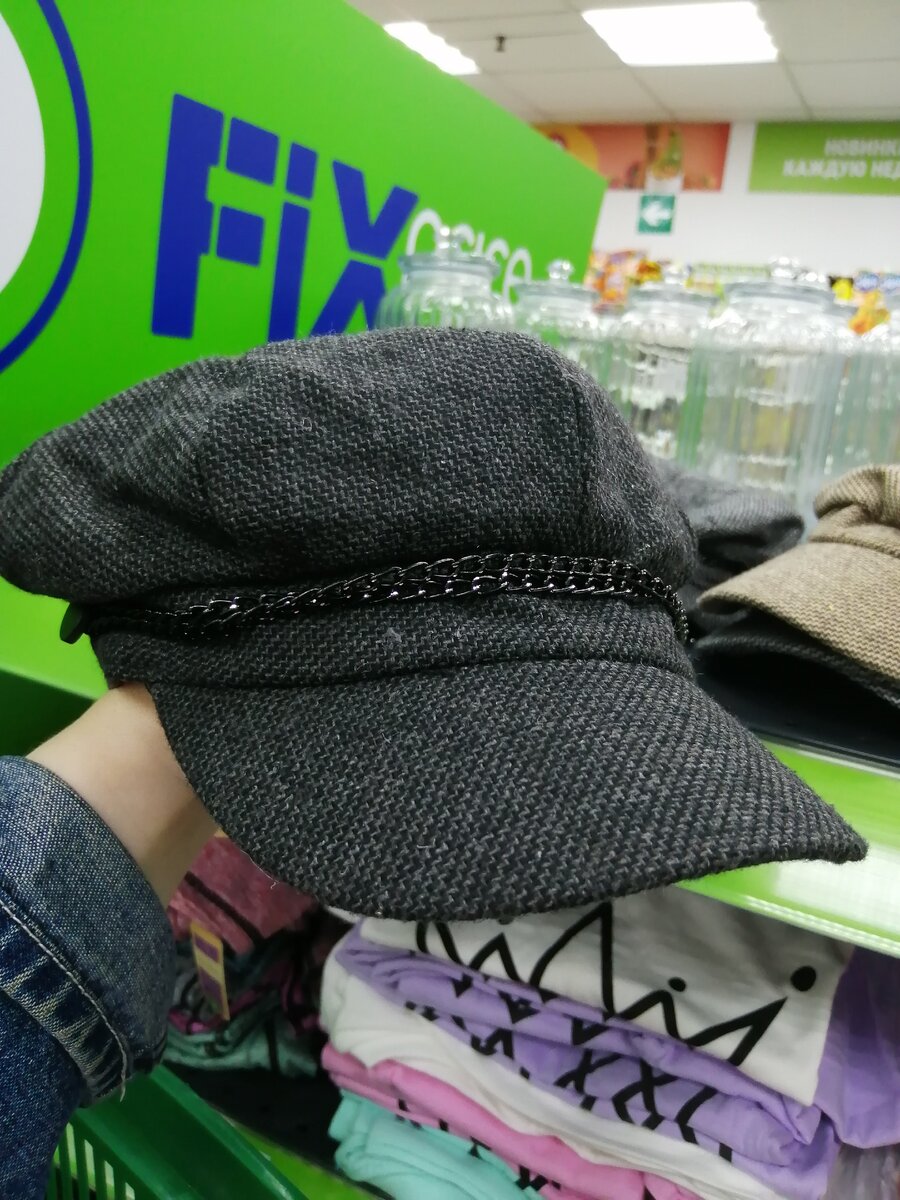 Любителям кепочек, разные цвета размер один. 