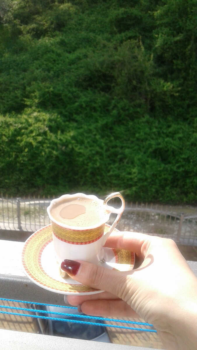 пью кофе на балконе.