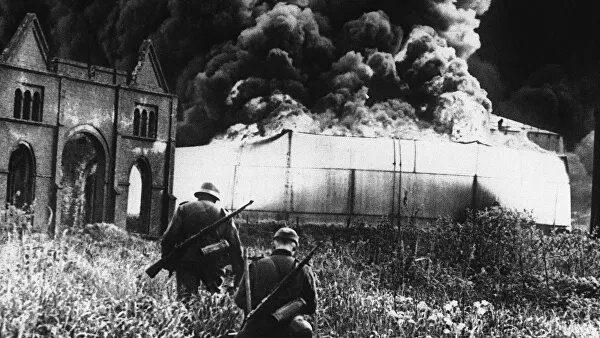 1 сентября 2014, 12:18Первый год Второй мировой1 сентября 1939 года, началась Вторая мировая война, ставшая крупнейшей войной в истории человечества. В ней участвовало 61 государство из 73 существовавших на тот момент (80% населения земного шара). Это единственный конфликт, в котором было применено ядерное оружие.Первым крупным поражением вермахта явился разгром немецко-фашистских войск в Московской битве (1941-1942), в ходе которой был окончательно сорван фашистский "блицкриг", развеян миф о непобедимости вермахта.