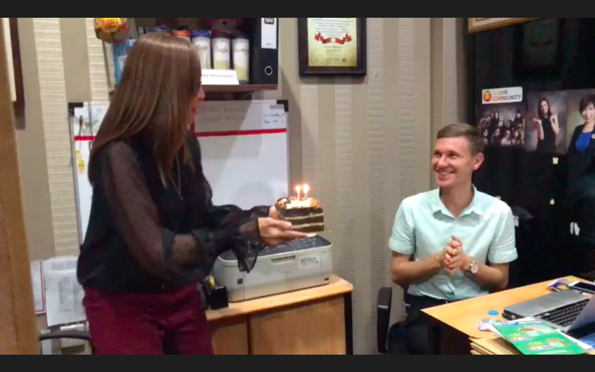 Начальница Мис Кэнди и коллеги (за кадром) поздравляют с Днем Рождения. Джакарта, Индонезия. Фото автора.