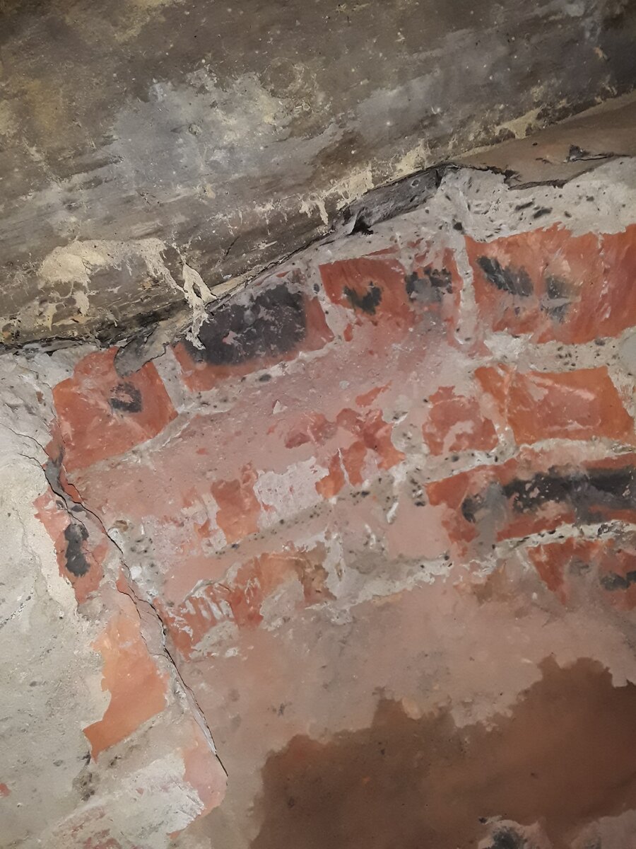 Старая кирпичная кладка, ей более 50 лет