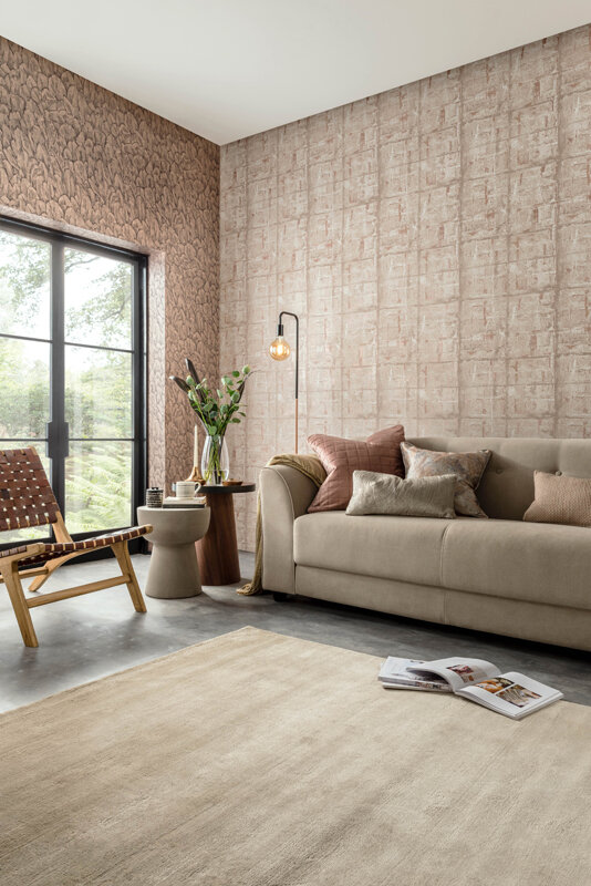 Два вида обоев в интерьере гостиной в единой цветовой гамме, но с разными рисунками.