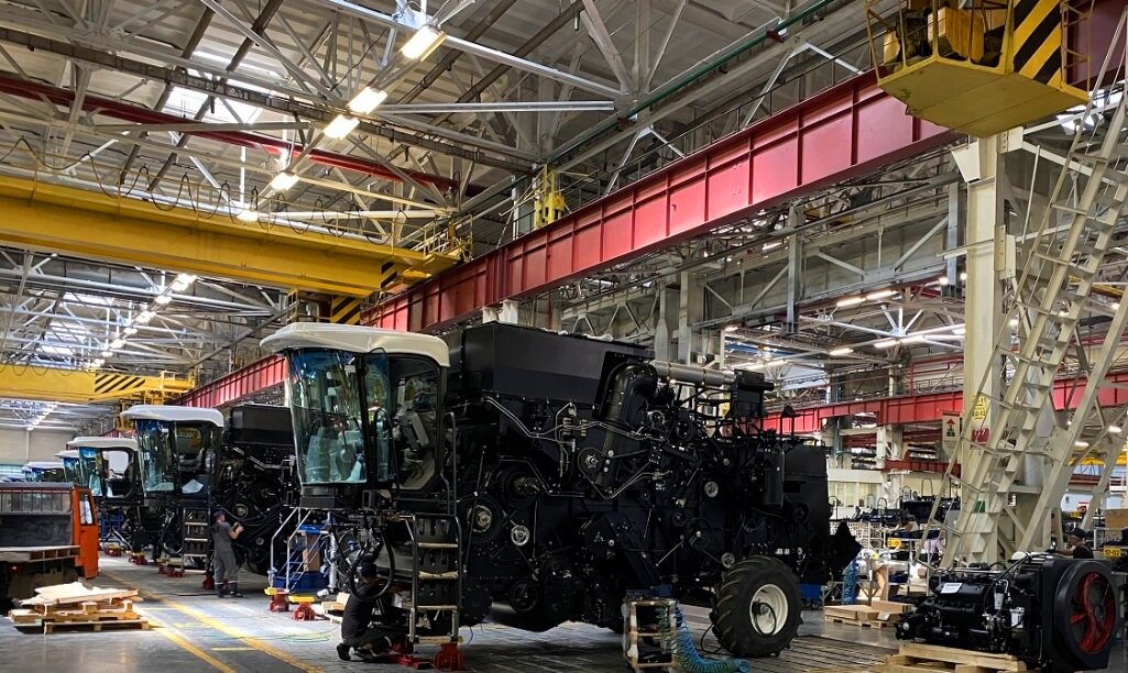 Сборочный конвейер завода "Ростсельмаш", август 2020 года